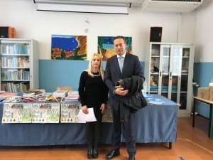 Montesilvano, associazione consegna materiale scolastico a bambini.
