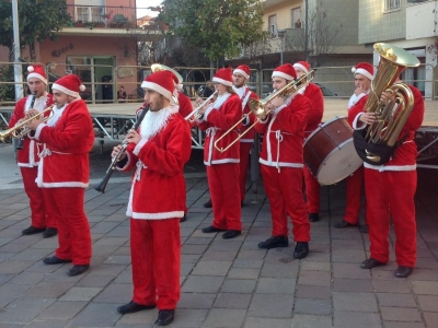 Montesilvano, la banda di Babbo Natale in Piazza Diaz con slitte e renne