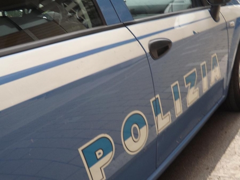 Dimentica chiusa in auto bimba di 1 anno, salvata dalla polizia.