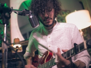 Blues. Andrea Cubeddu, cantastorie con la smania del “prete batterista”