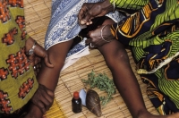 Milioni di donne e bambine con mutilazioni genitali per atroce "tradizione"