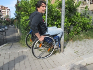 Strada parco. Imminente il tram ma ancora barriere architettoniche
