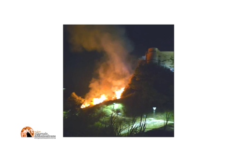 Ortona, Castello Aragonese a fuoco. Fuochi pirotecnici innescano incendio