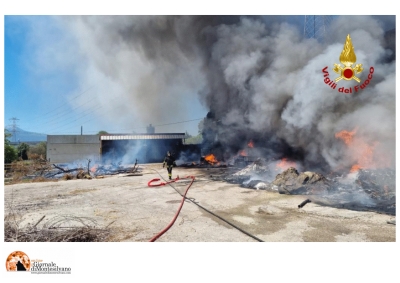 Cepagatti scoppia incendio in una fabbrica dismessa