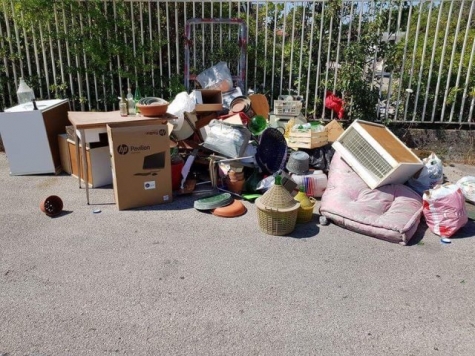 i rifiutiabbandonati abusivamente nella via
