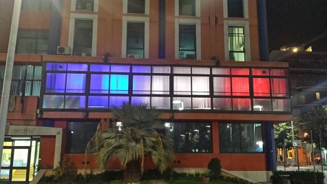 Il Comune di Montesilvano si tinge con il tricolore francese