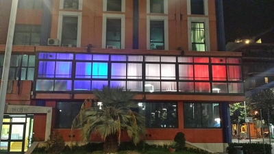 Il Comune di Montesilvano si tinge con il tricolore francese