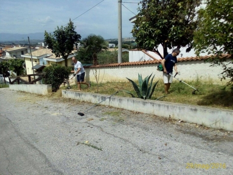 I due residenti di Via Pallanza puliscono l'area comunale