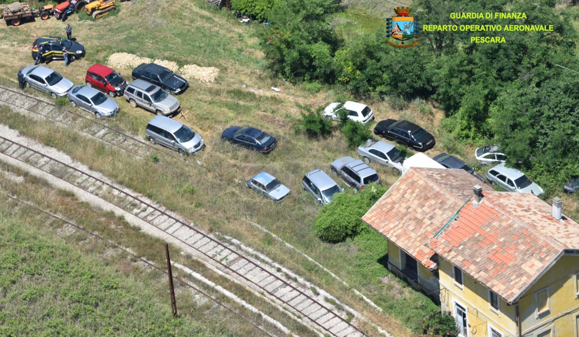 Crecchio, vecchie automobili buttate su un sito di 470mq