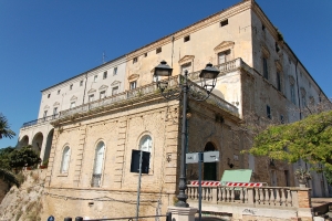 Vasto. Guernica accende Palazzo d’Avalos