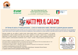 Medici e pazienti giocano insieme calcio a 5