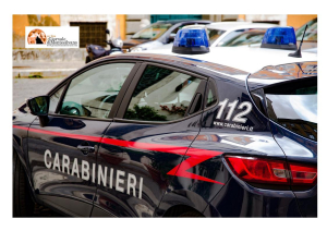 Irrompe in casa della ex che fugge e chiama il 112