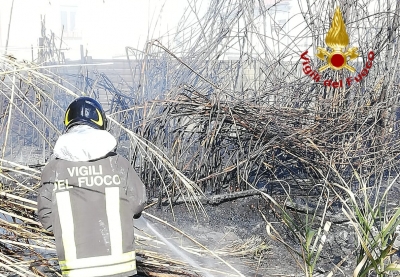 vigile del fuoco mentre spegne con successo l'incendio