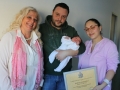 Il padre della piccola, la neonata e l'assessore al sociale