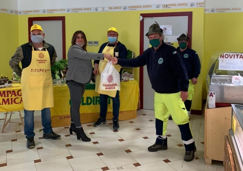 Coronavirus/Atri. Pacchi dispense e buste della spesa in dono dalla Coldiretti