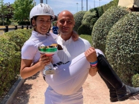  Nella foto Cristina Bertoldo portata in trionfo dal suo istruttore dopo il brillante risultato.