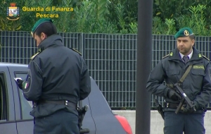 Città Sant'Angelo, donna denunciata per riciclaggio alla guida di auto rubata