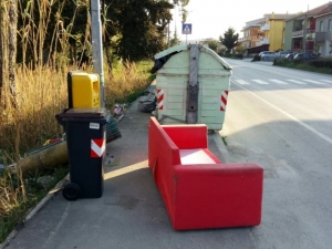 foto divano per strada