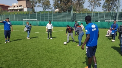 I giorcatori del Pescara giocano con i ragazzi disabili durante l'allenamento