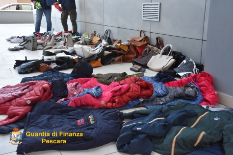 Montesilvano, sequestrati 300 articoli contraffatti in vendita sull'arenile