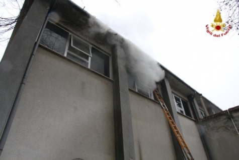 Pescara. Incendio in un deposito di via Saffi. Vigili del fuoco, operazione di 5 ore - foto