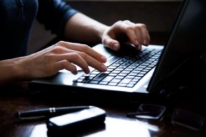 Stalking, rischia marito troppo invadente e assilante sul social e mail della ex.