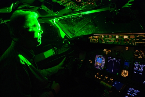 Teppismo. Laser contro aereo. Londra, pilota costretto ad atterraggio, a bordo 252 passeggeri