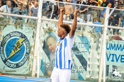 Machin festeggia sotto la Curva Nord