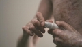 Nicola Fornoni, Corallo liquido, 2015-17, bucarsi le falangi per la glicemia.
