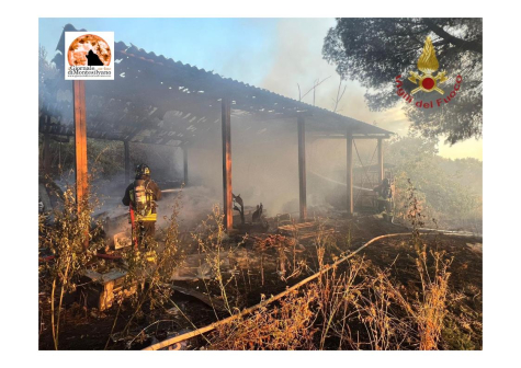 Montesilvano, incendio in località fonticella. Due ore per spegnere il rogo.