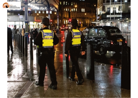 Londra, bambina di 9 anni uccisa in casa propria da uno sconosciuto armato che insegue un uomo.