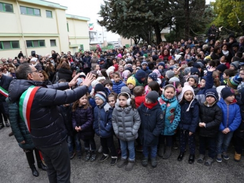 Il sindaco Alessandrini di Pescara con i piccoli alunni