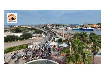 Trecento persone in bici fra il Ponte del Mare di Pescara e il Ponte della Marina di Francavilla al Mare