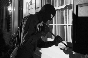 Entrano in una villa del chietino, percuotono i proprietari per la cassaforte, incapaci di aprirla scappano.