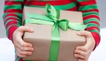 Natale/peluche 'sboccacciato' sotto albero: da tenero draghetto si trasforma in “Monnezza”