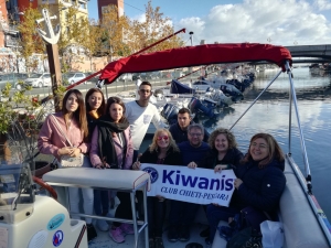 Pescara, cittadini puliscono gli argini del fiume a bordo di un catamarano