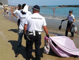 durante azione sulla spiaggia