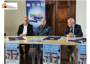 L'Aquila, salto con l’asta davanti la Basilica di Collemaggio