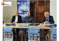 L'Aquila, salto con l’asta davanti la Basilica di Collemaggio