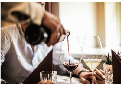 Pescara/Movida. 400 euro di multa a coppia a cena in ristorante priva di Green Pass.