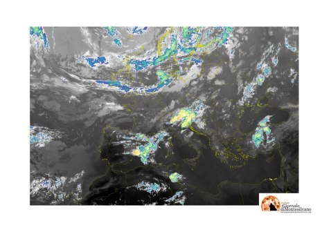 Rovesci e temporali sulla costa, durano poco.