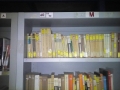 libri della biblioteca con ordine poco pratico e piuttosto disagiante