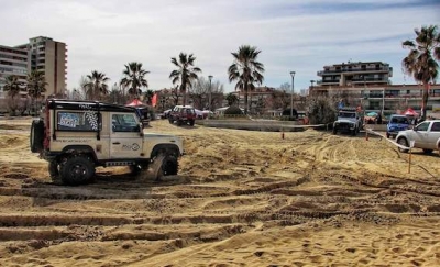 Montesilvano/beach experience. 70 fuoristrada in corsa sulla spiaggia libera
