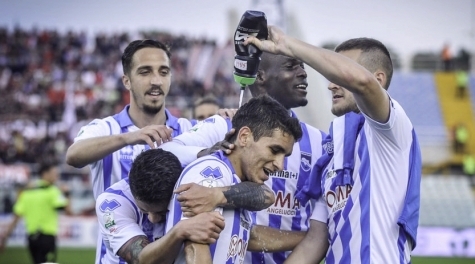 Torreira festeggiato dai compagni dopo il quarto gol
