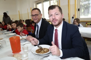 Pescara. Alessandrini e Cuzzi mangiano a scuola: “tutti entusiasti”
