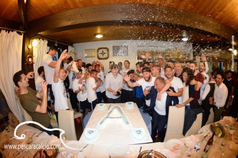 La sqadra del Pescara festeggia