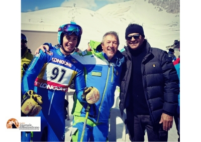 Il campione Tomba con professore e alunno dell'IIS Alessandrini Marino di Teramo.