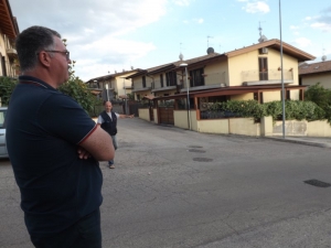 Consigliere Feliciano D'Ignazio in Via pallanza con Leonardo Crecchia che insieme a Antonio Adessi ha ripulito l'area verde davanti casa e ha suggerito più programmazione negli interventi