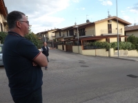 Consigliere Feliciano D'Ignazio in Via pallanza con Leonardo Crecchia che insieme a Antonio Adessi ha ripulito l'area verde davanti casa e ha suggerito più programmazione negli interventi