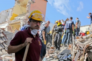 volontario protezione civile nei luoghi colpiti dal terremoto centro Italia